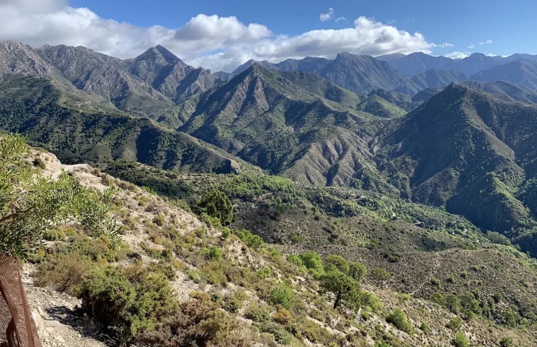 Bergpanorama van het natuurgebied rond Alcaucín