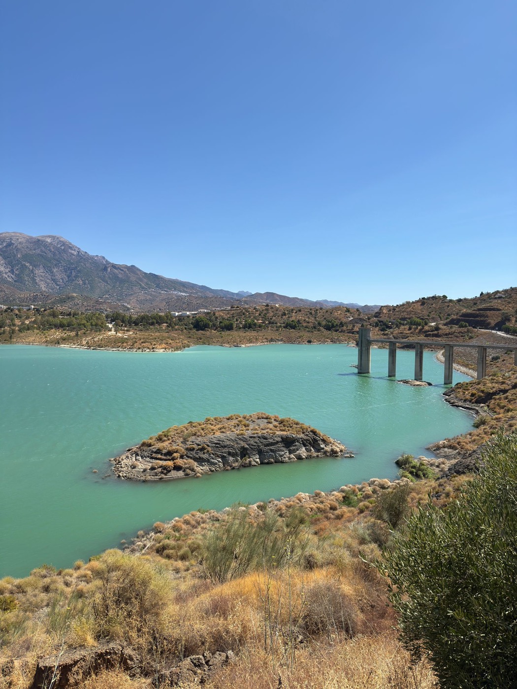 Turquoise stuwmeer met bergen in de Axarquía